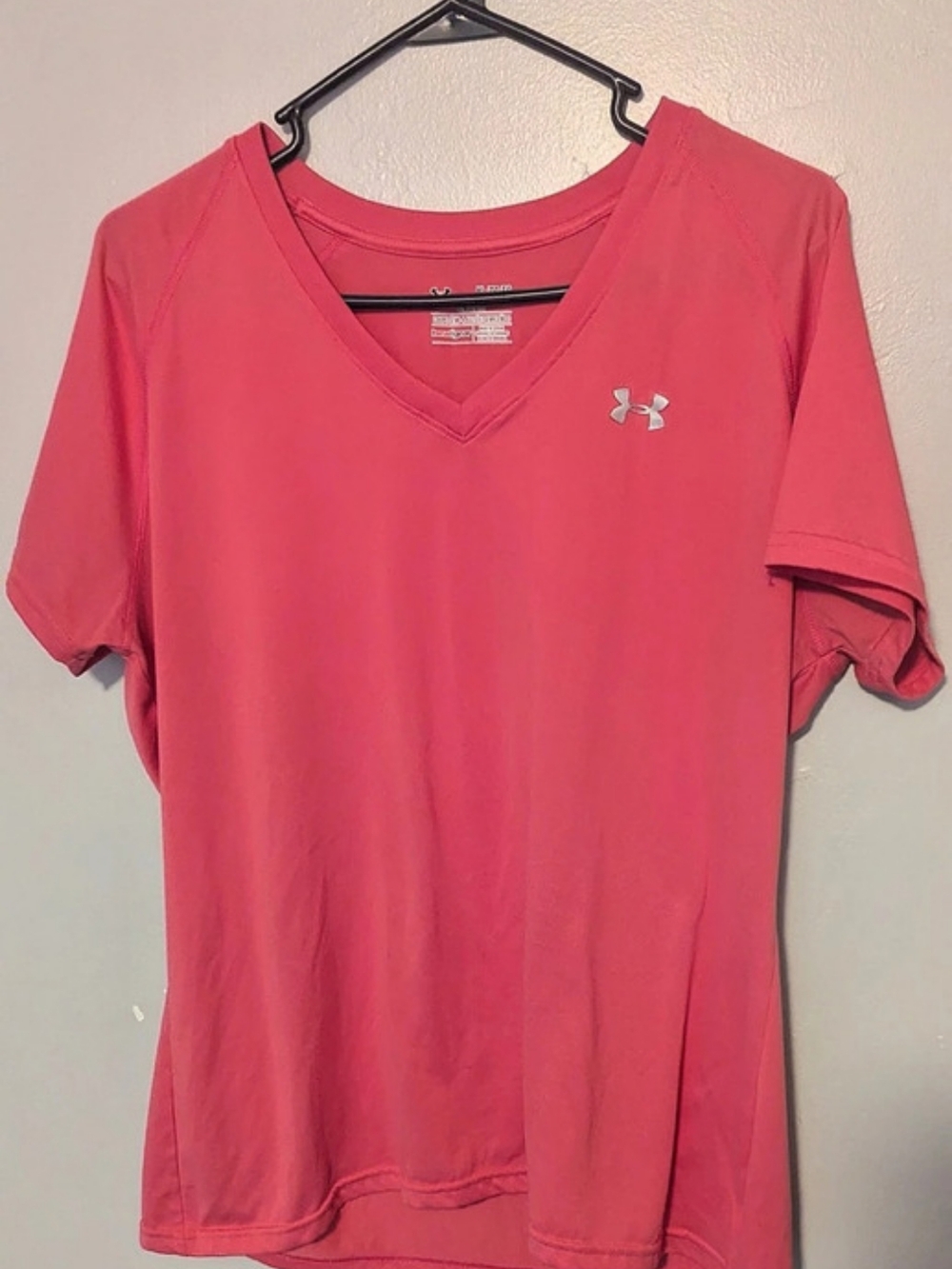 Under Armour HeatGear Semi-Fitted V-Neck Short Sleeve Tee Semi-Fitted V-Neck Tee